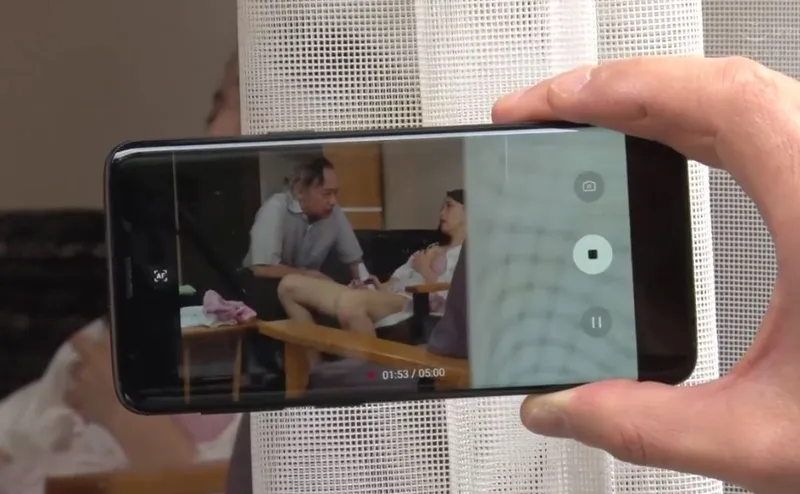 Bạn gái của con trai gian díu với bố ông xã bị gã quản lý khu phố phát hiện